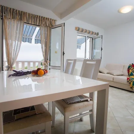 Apartment Ferienwohnung In Direkter Strandlage Fur 4 Personen, Mit Herrlichem Ausblick, Klimaanlage Und Wifi Zaglavice